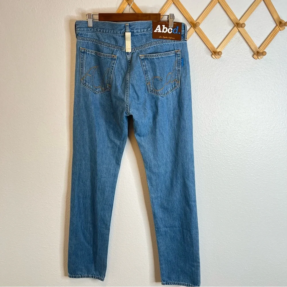 Advisory Board Crystals Abcd. Men’s light wash denim jeans size 32
